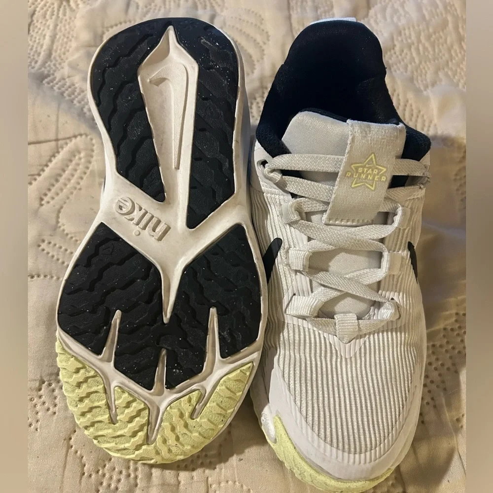 Nike Star Runner 4 White Black Kids Preschool Running Size 11.5